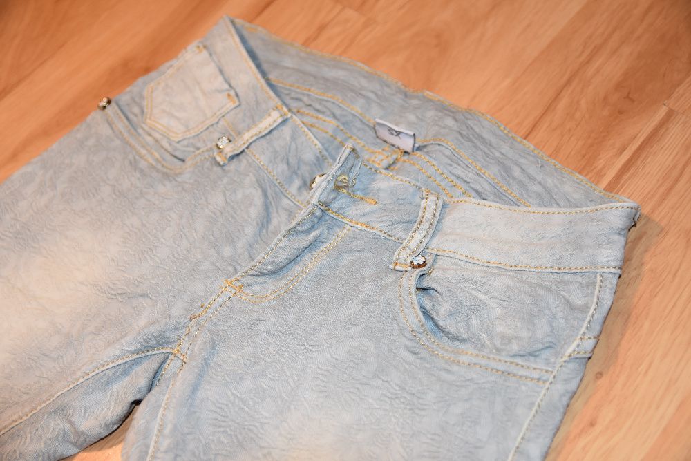 Elastyczne tłoczone jeansy