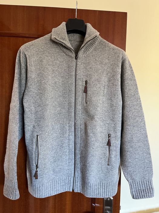 Casaco de malha cinzento claro