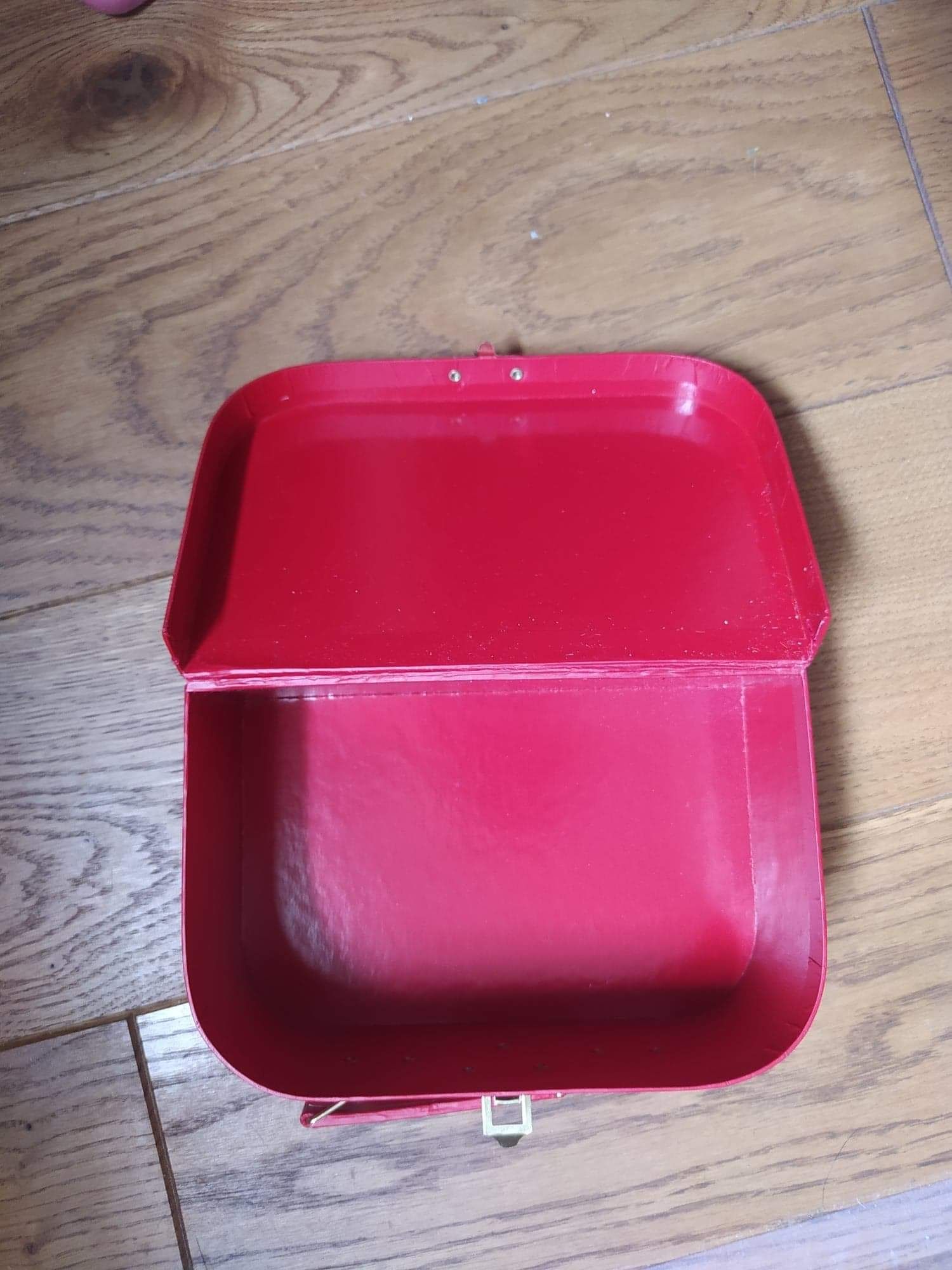 Czerwone pudełko walizeczka
