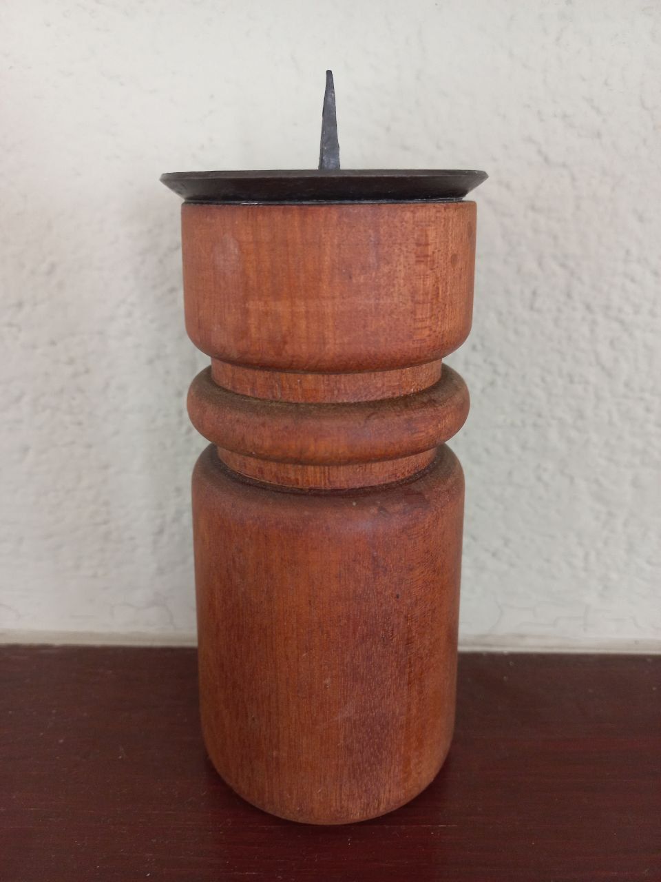 Drewniany świecznik gotycki brązowy z metalową szpilką