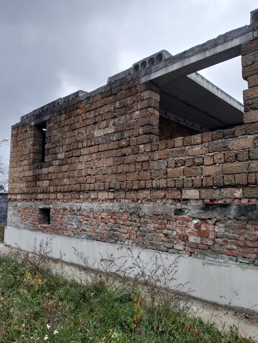 Продам ділянку з недобудованим будинком