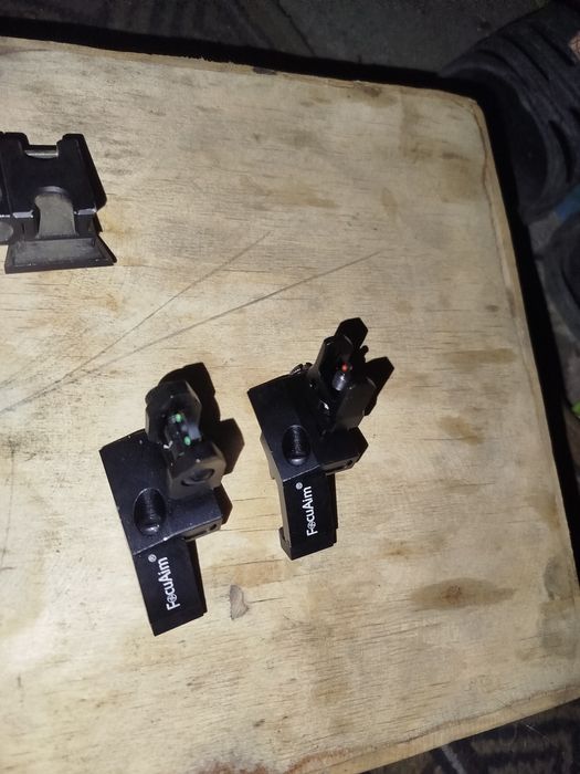 Крепления на шлемы и оружие