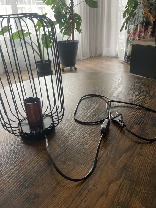 Nowoczesna lampa stojąca