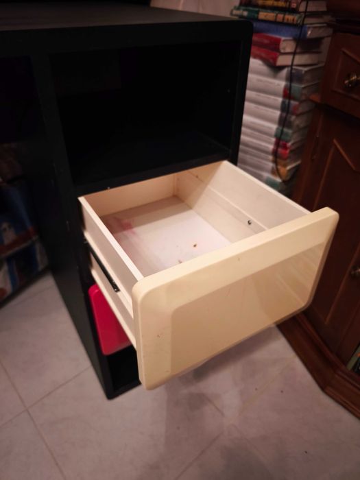 Secretária preta com gavetas rosa e brancas