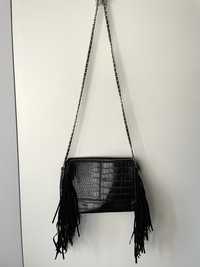 Czarna torebka Zara z fredzlam