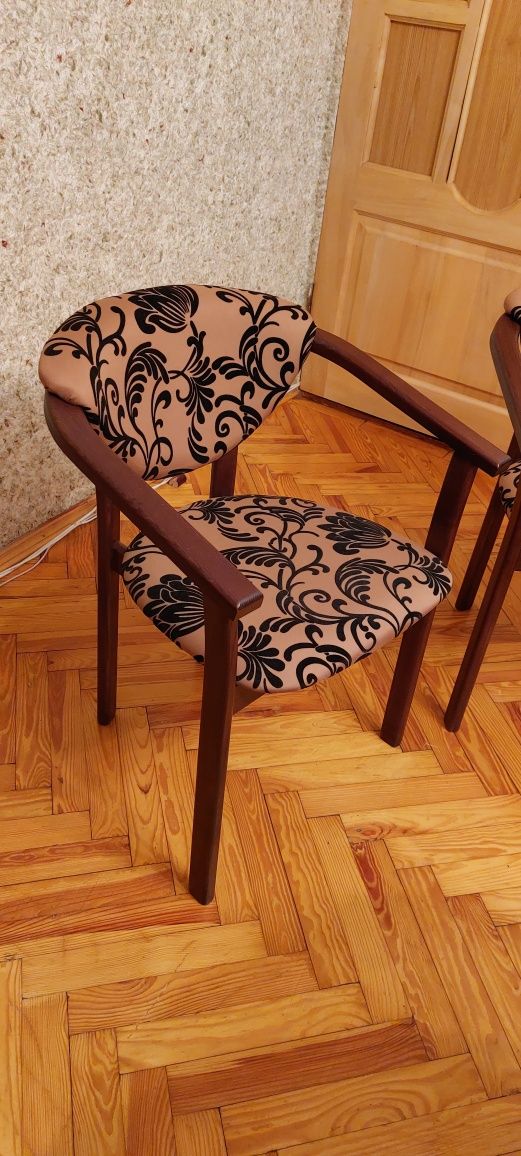 Продам деревянные новые стулья