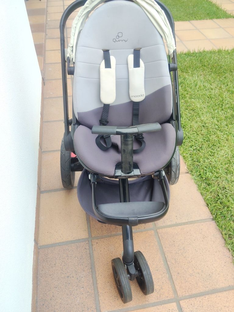 Carrinho de bebê quinny