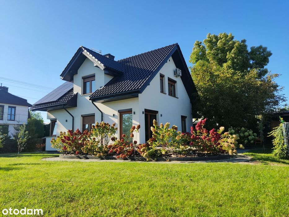 Dom jednorodzinny z garażem i tarasem w spokojnej okolicy