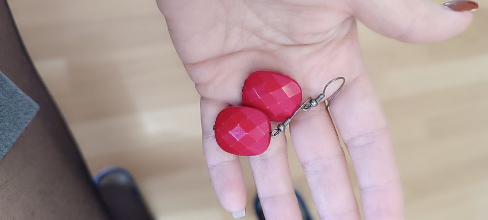 Brincos vermelhos usados