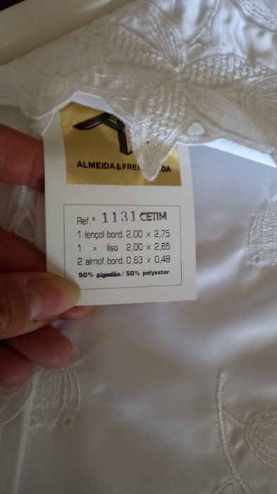 Lençóis brancos de cetim