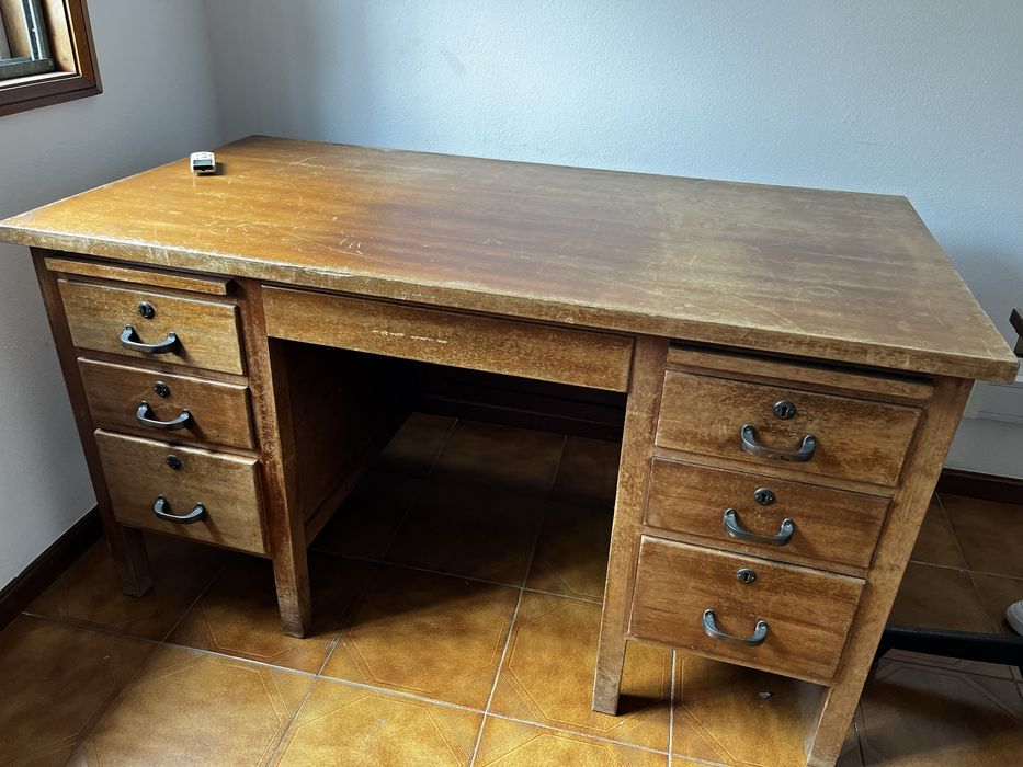 Secretaria antiga em madeira com gavetas