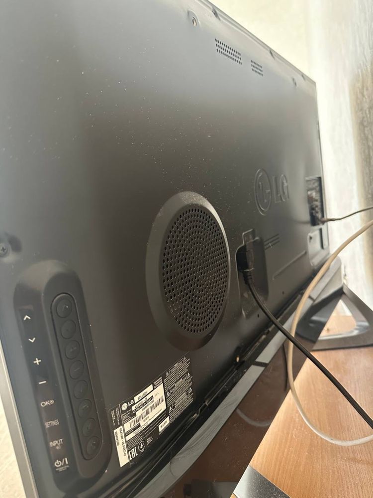 Телевизор LG 42LA690 V