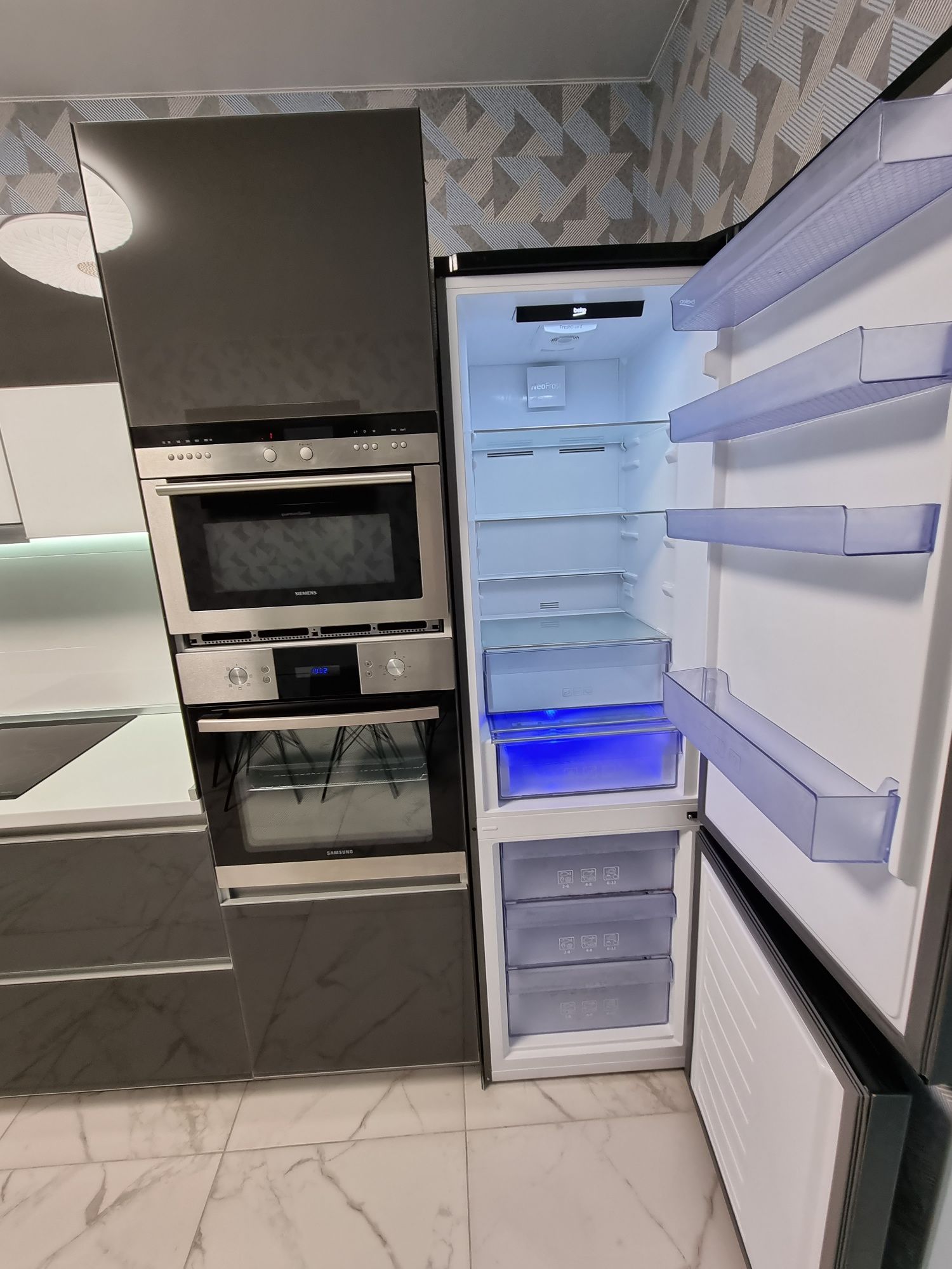 Холодильник Beko xc 569 A+++ клас. Інвертор. 200 см. Сток