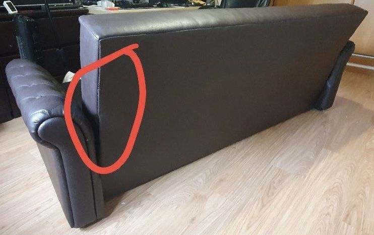 Sofá com modo sofá-cama em pele sintética com efeito capitoné e arrumo
