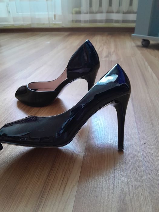 Туфли  лаковые  новые (цена договорная )