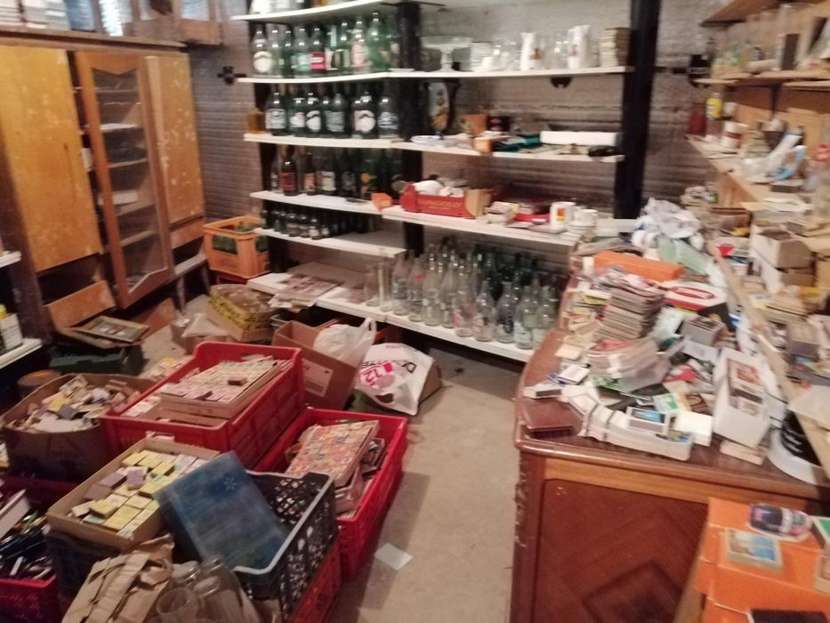 Centenas de calendários, chávenas, garrafas, isqueiros,