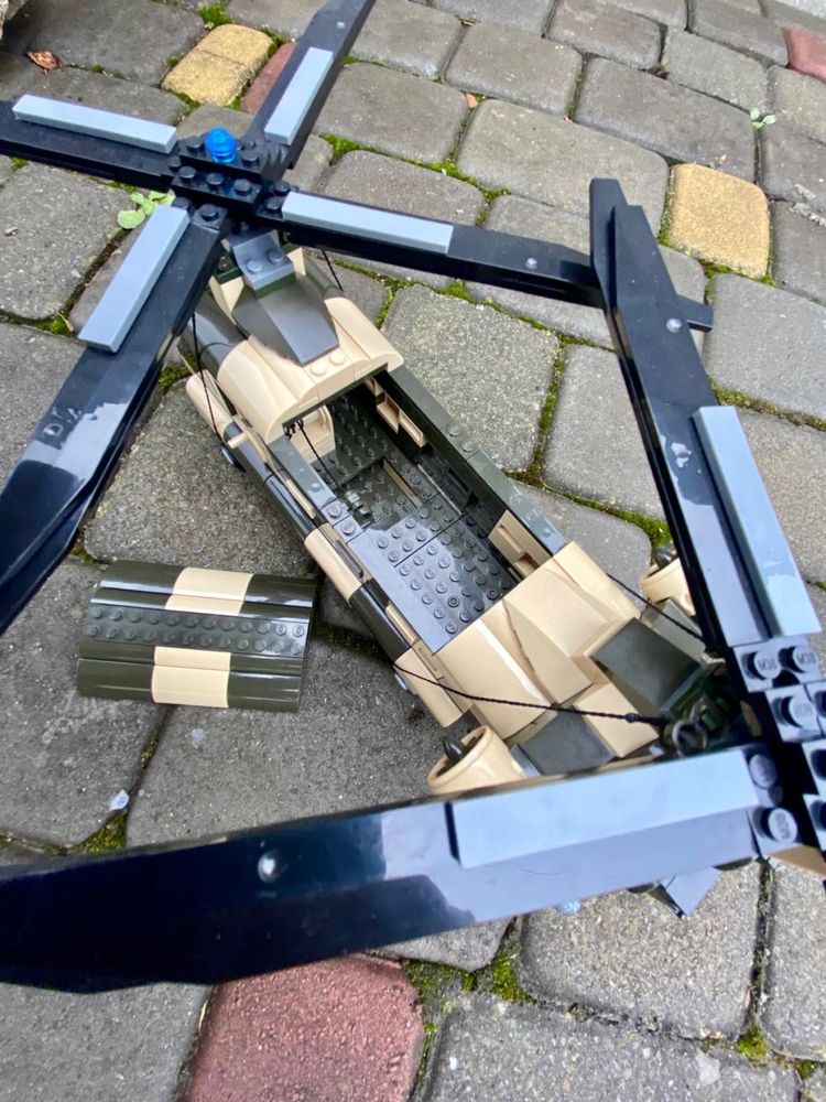 Військовий вертоліт Chinooc із Lego (Лего)