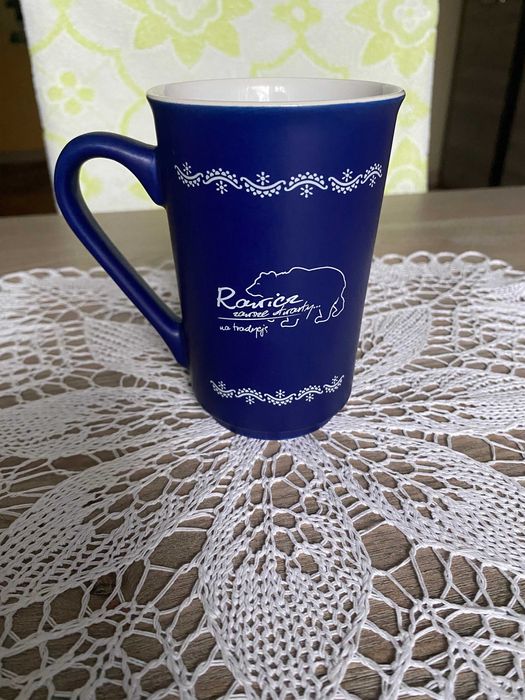 Kubek ceramiczny do kawy herbaty granatowy pamiątkowy Rawicz