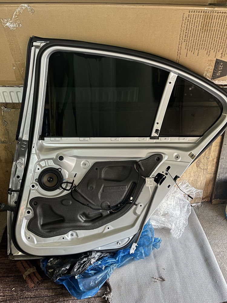Двері bmw f30  a83