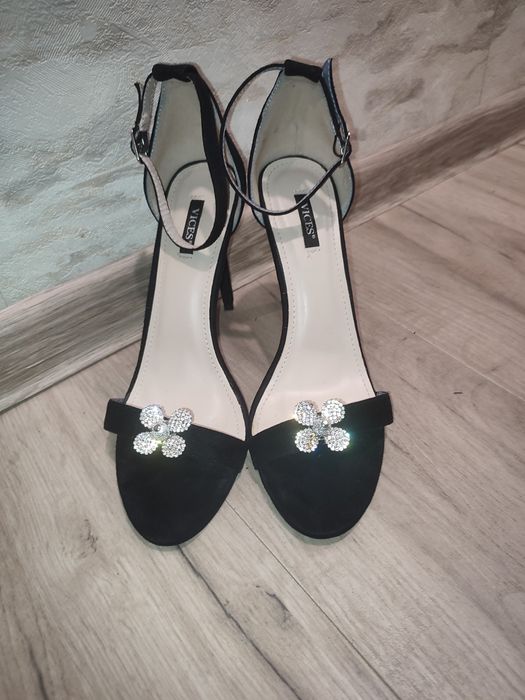 Босоніжки на шпильці