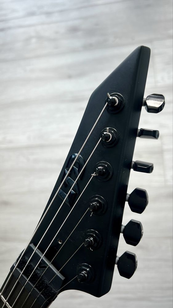 ESP Ltd Arrow Black Metal (fishman/emg)