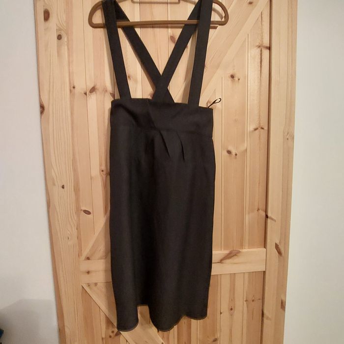 Ołówkowa spódnica z szelkami