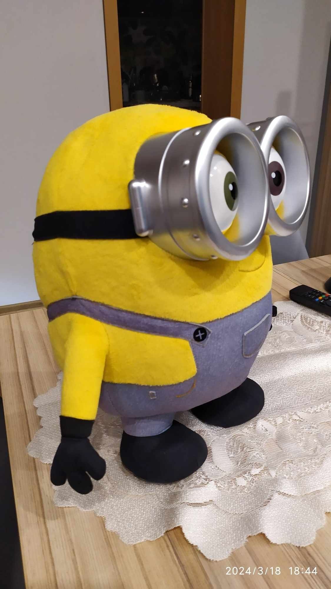 Minionek Bob, Minions śpiewa i świeci oczami duży 36 cm