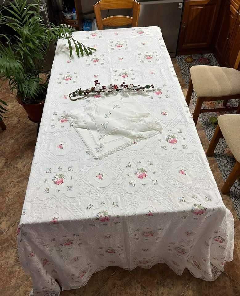 Toalha de mesa em linho fino, organza e filé, uma obra de arte