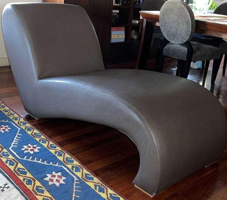 Chaise Longue ondulada com tecido silkor chocolate
