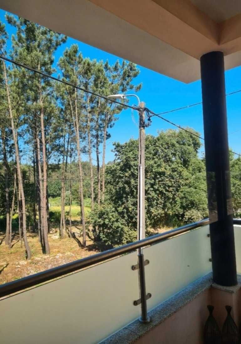 Quarto suite mobilado e espaçoso com varanda e casa de banho privadas