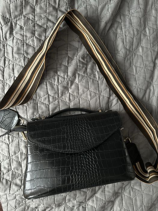 Чорна сумочка з натуральної шкіри