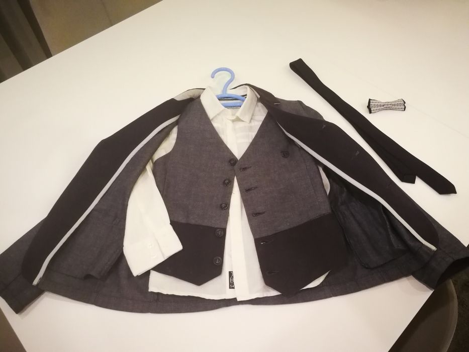 Conjunto menino fato completo.