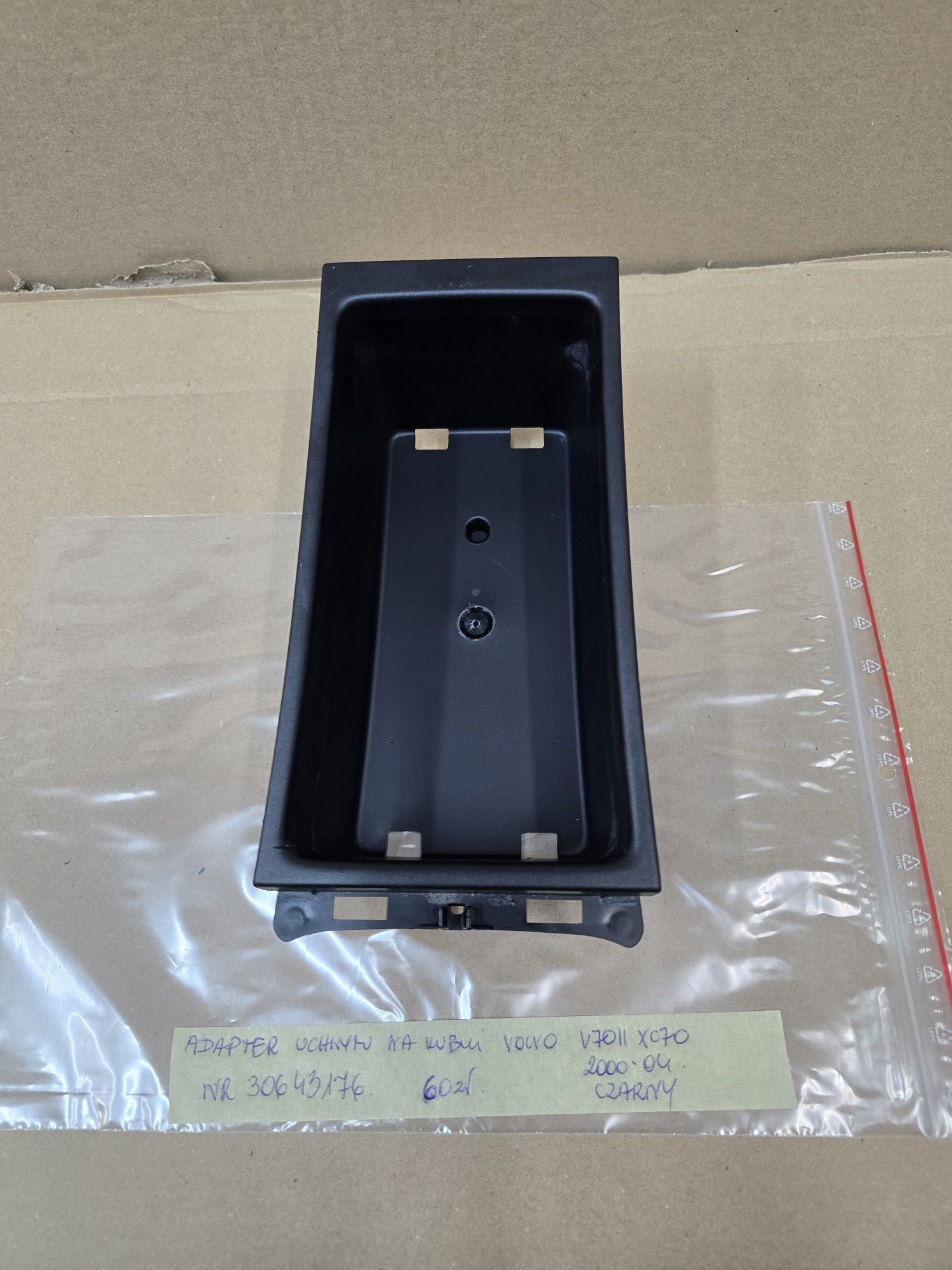 Adapter uchwytu na kubki volvo V70II XC70II CZARNY