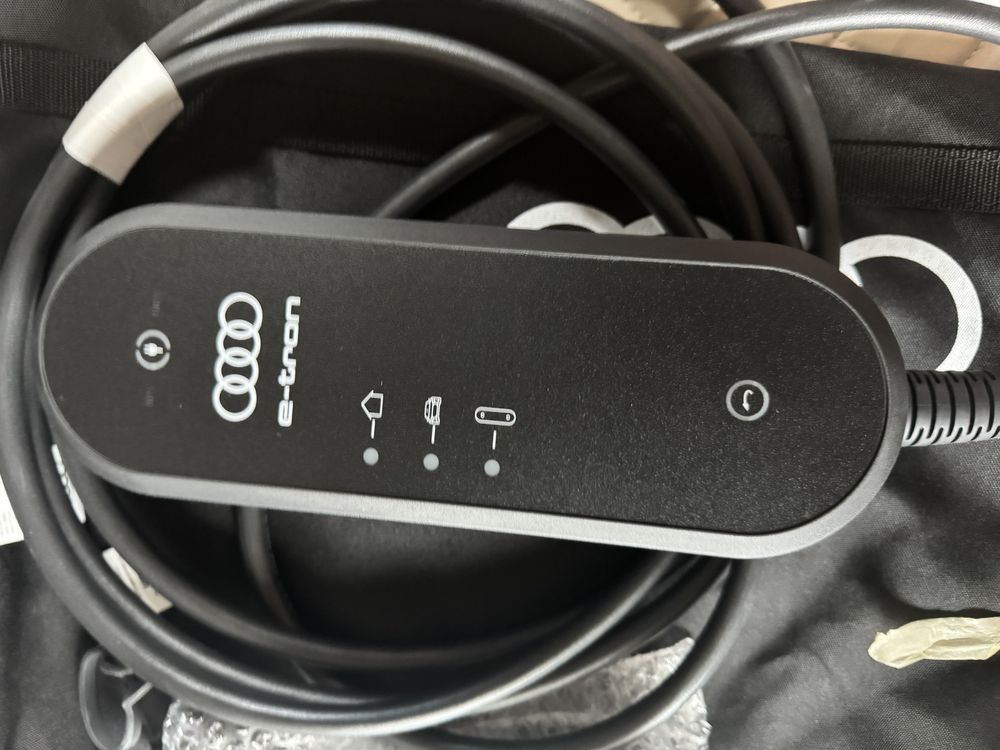 AUDi E-tron зарядка оригінал