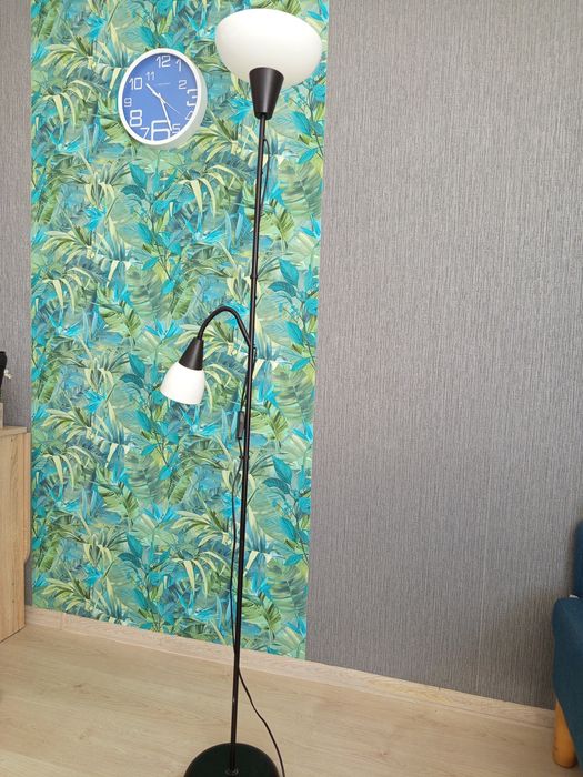 Wysoka lampa podłogowa