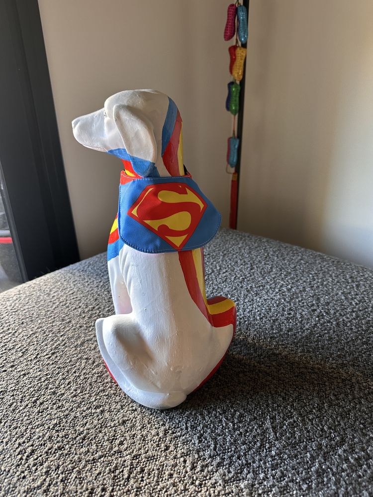 Cão de loiça super homem