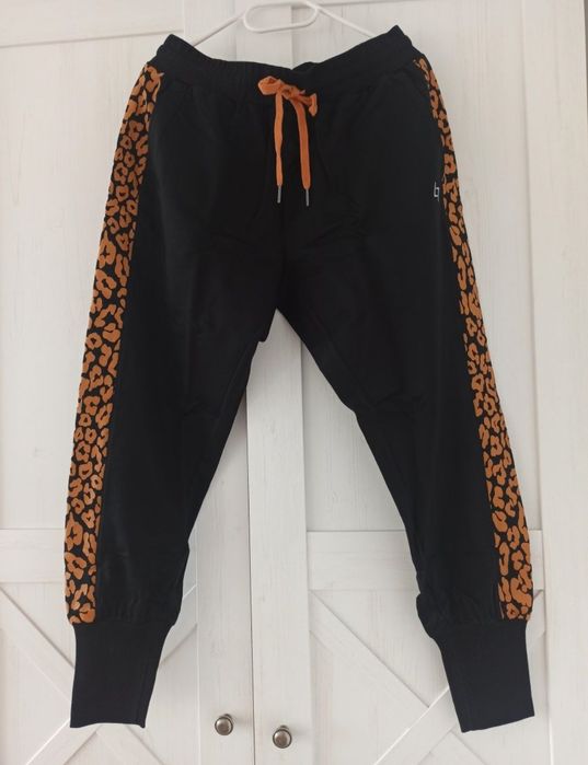 Czarne damskie spodnie dresowe z panterką r. XL