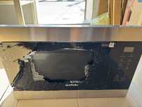 Kuchenka mikrofalowa Samsung MG22M8274AT uszkodzone drzwiczki i talerz