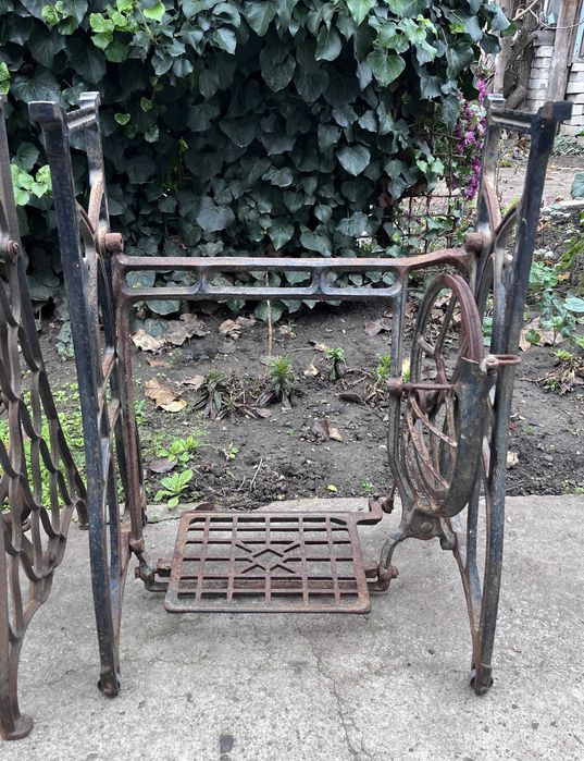 Станина, стол швейной машинки. Чугун