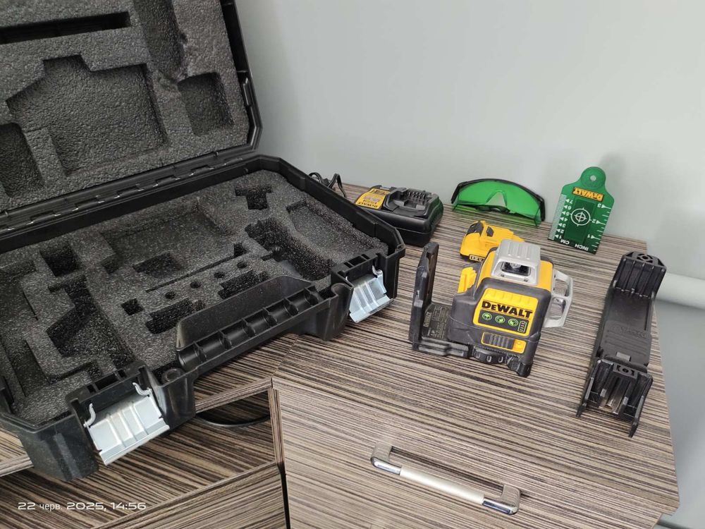 Лазерний рівень в кейсі з акумулятором 2 Аг DeWALT DCE089D1G