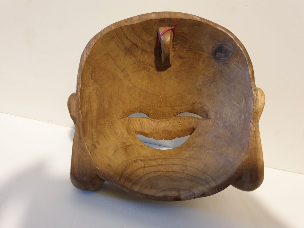 Antiga máscara de Happy Buda em madeira