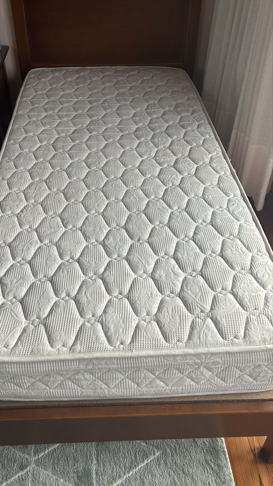 Cama de solteiro em madeira Maciça