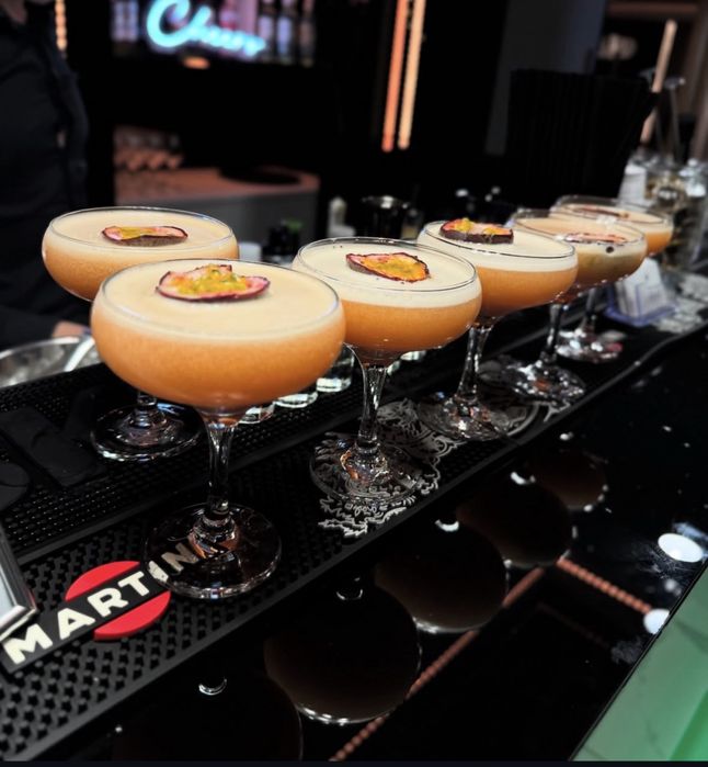 Barman na wesele cheers cocktail bar