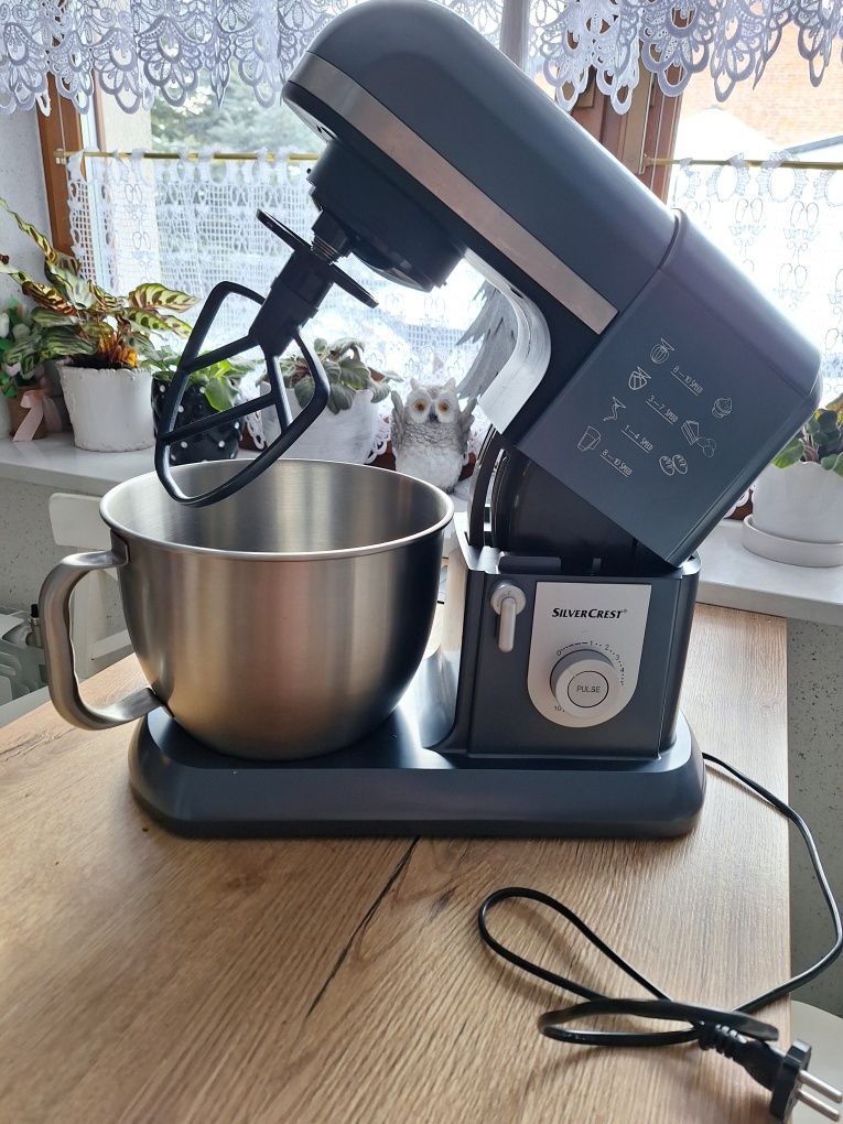 Robot kuchenny z blenderem.