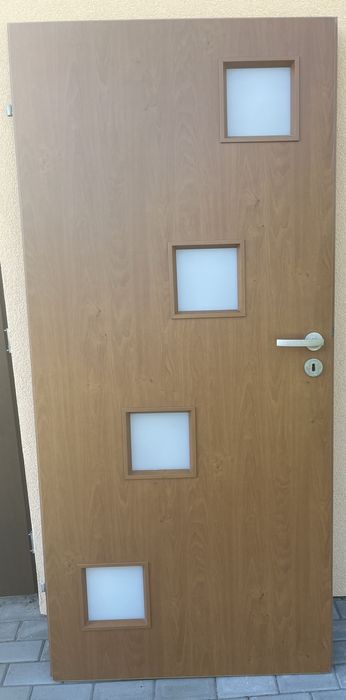 Drzwi zewnętrzne i drzwi wewnętrzne i łazienkowe