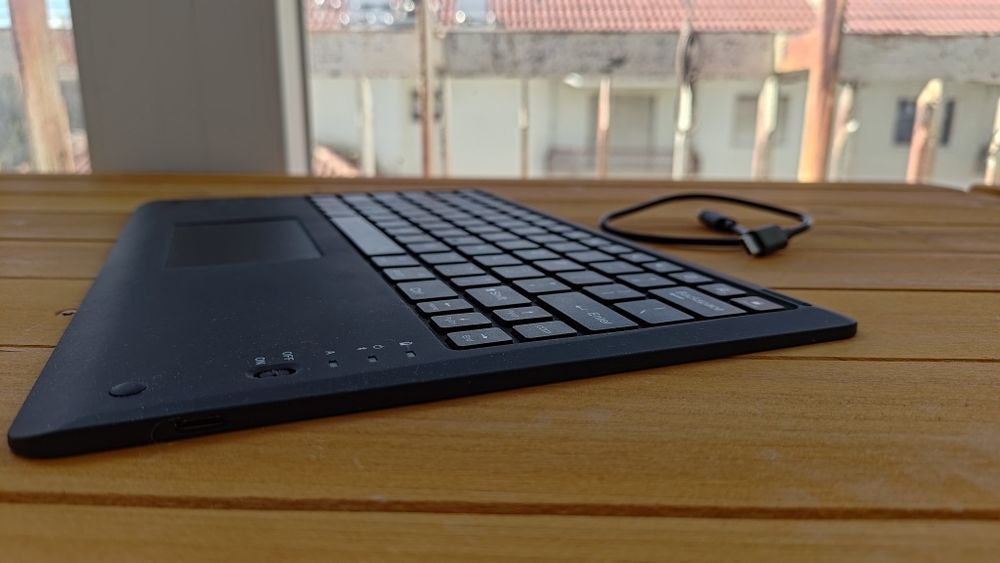 Teclado Bluetooth com Touchpad integrado - USB-C - Android/Windows/iOS