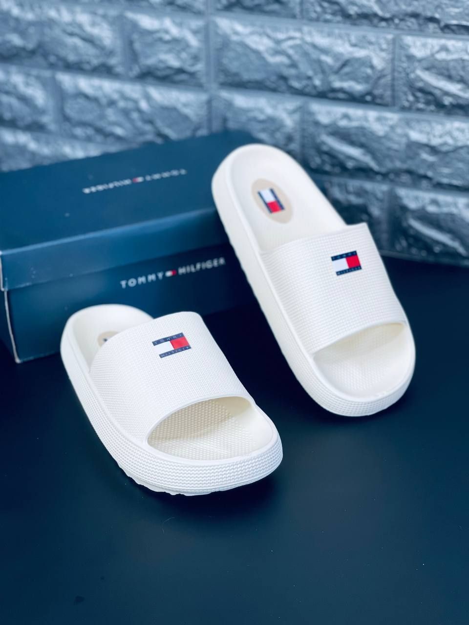 Женские шлёпанцы Tommy Hilfiger тапочки уличные белого цвета 36-41