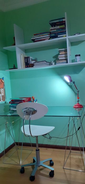 Mesa, cadeira de secretária, e estante.