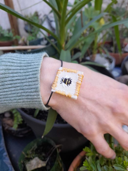 Pulseira bordada à mão, joia com abelhão, presente para amiga