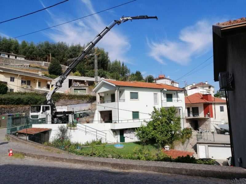 Serviços Aluguer camião grua elevação até 36ml e porta contentor 20"